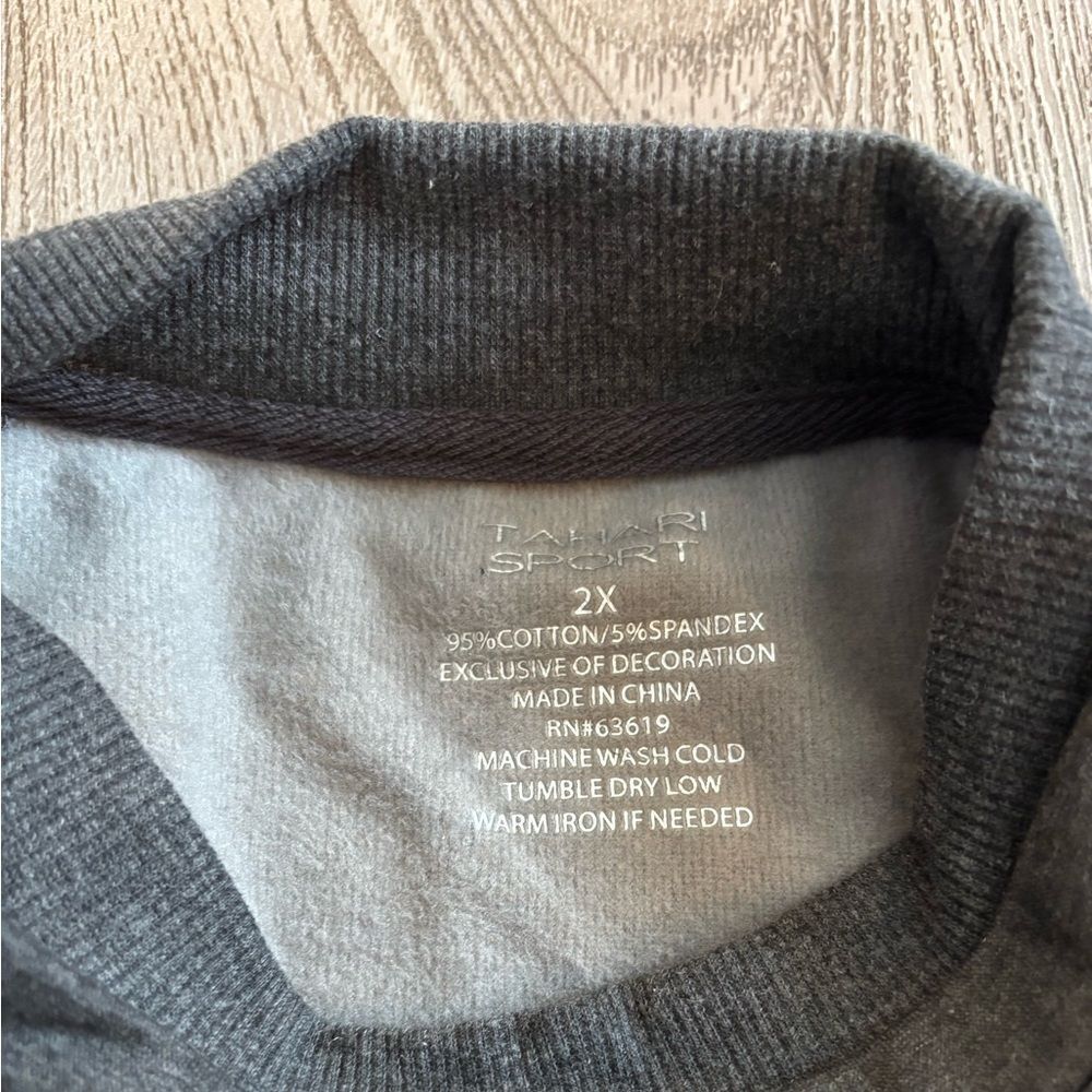 Tahari sport woman’s pull over sweater - Picture 3 of 3